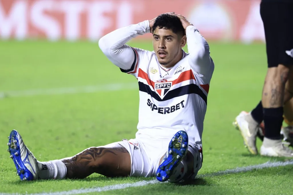 SP – SAO PAULO – 14/05/2025 – COPA LIBERTADORES 2025, SAO PAULO X LIBERTAD – Alan Franco jogador do Sao Paulo lamenta durante partida contra o Libertad no estadio Morumbi pelo campeonato Copa Libertadores 2025. Foto: Marcello Zambrana/AGIF