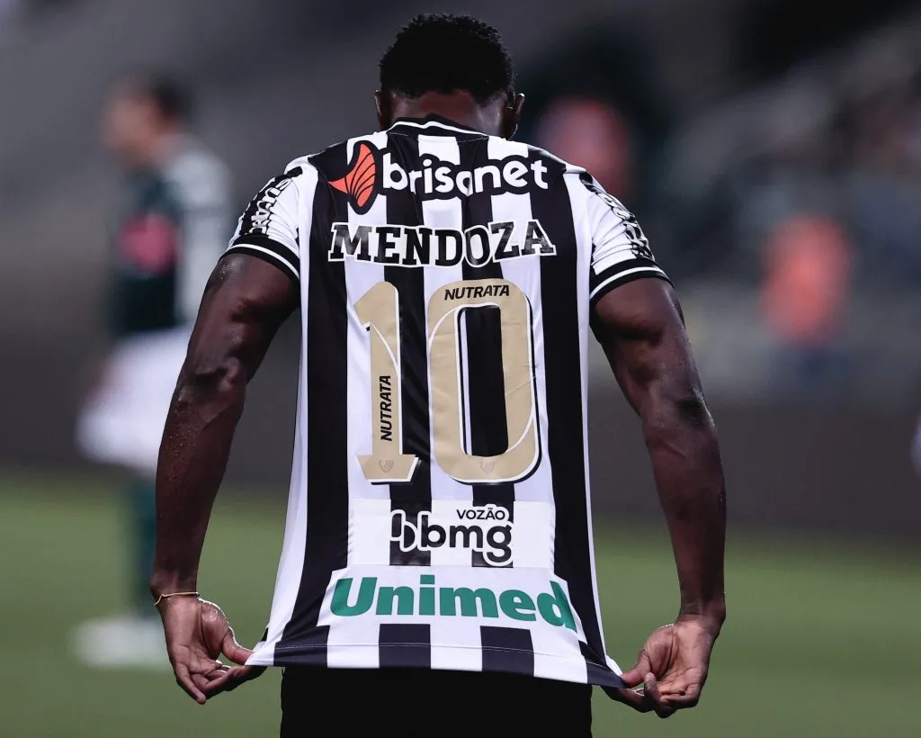 SP – Sao Paulo – 09/04/2022 – BRASILEIRO A 2022, PALMEIRAS X CEARA – Stiven Mendoza jogador do Ceara comemora seu gol com jogadores do seu time durante partida contra o Palmeiras no estadio Arena Allianz Parque pelo campeonato Brasileiro A 2022. Foto: Ettore Chiereguini/AGIF