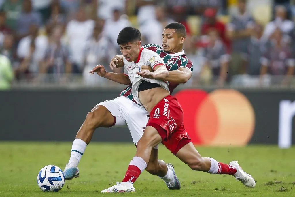 RIO DE JANEIRO, BRAZIL – AUGUST 08: Alan Rodriguez of Argentinos Juniors challenges for the ball with André of Fluminense during the Copa CONMEBOL Libertadores round of 16 second leg match between Fluminense and Argentinos Juniors at Maracana Stadium on August 08, 2023 in Rio de Janeiro, Brazil. (Photo by Wagner Meier/Getty Images)