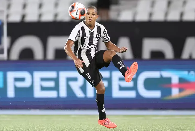 Rafael Lobato atuando em Botafogo x Fluminense – Foto: Reprodução/Vitor Silva/Botafogo