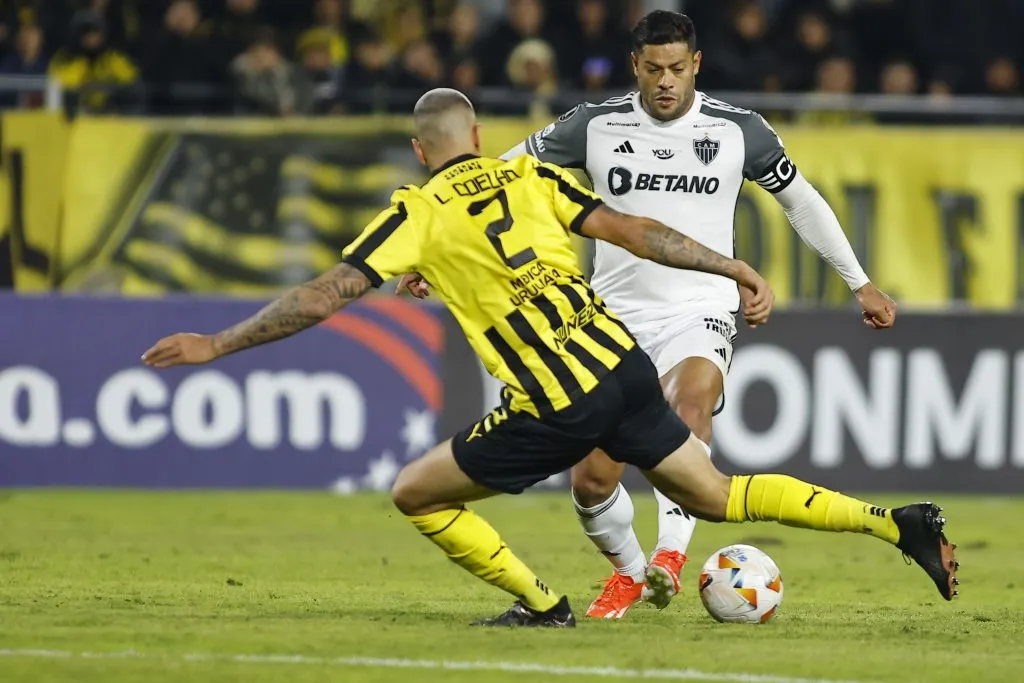MONTEVIDEO, URUGUAY – MAY 14: Hulk of Atletico Mineiro dribbles the ball against Léo Coelho of Peñarol during a Copa CONMEBOL Libertadores 2024 Group G match between Peñarol and Atletico Mineiro at Campeón Del Siglo Stadium on May 14, 2024 in Montevideo, Uruguay.(Photo by Ernesto Ryan/Getty Images)