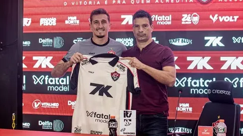 Thiago Couto é apresentado pelo Vitória — Foto: Victor Ferreira / EC Vitória