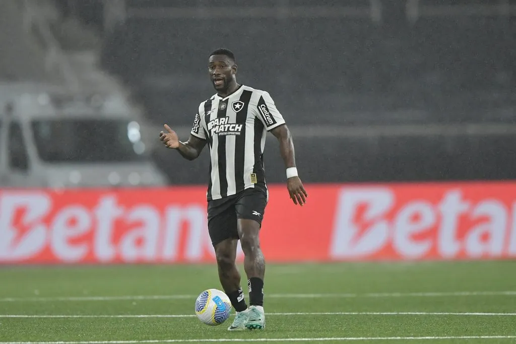 Bastos jogador do Botafogo durante partida contra o Bahia na Copa Do Brasil 2024. Foto: Thiago Ribeiro/AGIF