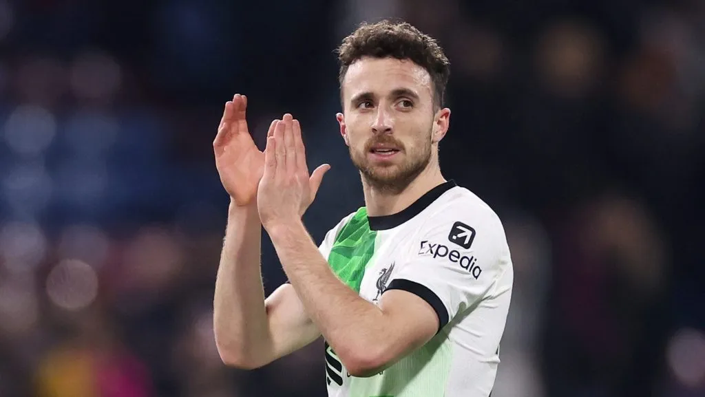 Diogo Jota e campo pelo Liverpool. (Photo by Lewis Storey/Getty Images)