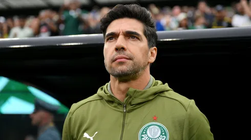 Abel Ferreira, técnico do Palmeiras, observa antes da partida do Grupo A da Copa do Mundo de Clubes da FIFA 2025 entre Palmeiras e FC Porto no Estádio MetLife, em 15 de junho de 2025, em East Rutherford, Nova Jersey. (Foto de David Ramos/Getty Images)