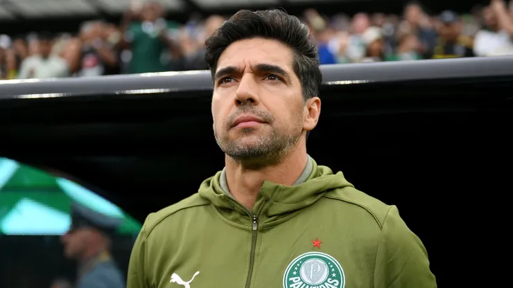 Abel Ferreira, técnico do Palmeiras, observa antes da partida do Grupo A da Copa do Mundo de Clubes da FIFA 2025 entre Palmeiras e FC Porto no Estádio MetLife, em 15 de junho de 2025, em East Rutherford, Nova Jersey. (Foto de David Ramos/Getty Images)