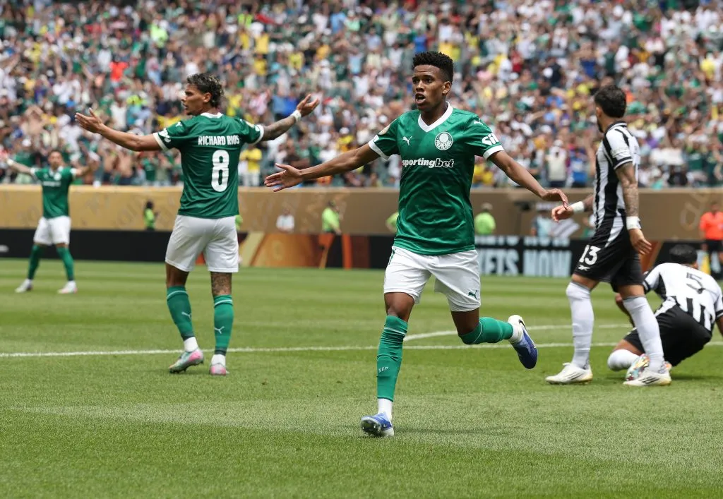 Estevão nº 41 do Palmeiras reage durante a partida das oitavas de final da Copa do Mundo de Clubes da FIFA 2025 entre SE Palmeiras e Botafogo FR no Lincoln Financial Field em 28 de junho de 2025 na Filadélfia, Pensilvânia. (Foto de François Nel/Getty Images)