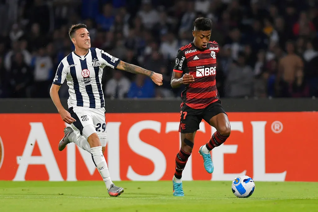 CORDOBA, ARGENTINA – MAY 04: Bruno Henrique of Flamengo fights for the ball with Gastón Benavidez of Talleres during a match between Talleres and Flamengo as part of Copa CONMEBOL Libertadores 2022 at Mario Alberto Kempes Stadium on May 04, 2022 in Cordoba, Argentina. (Photo by Hernan Cortez/Getty Images)