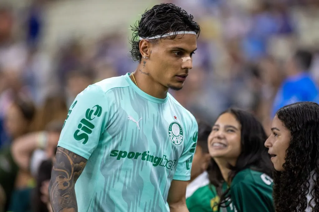 CE – FORTALEZA – 20/04/2025 – BRASILEIRO A 2025, FORTALEZA X PALMEIRAS – Richard Rios jogador do Palmeiras durante partida contra o Fortaleza no estadio Arena Castelao pelo campeonato Brasileiro A 2025. Foto: Baggio Rodrigues/AGIF