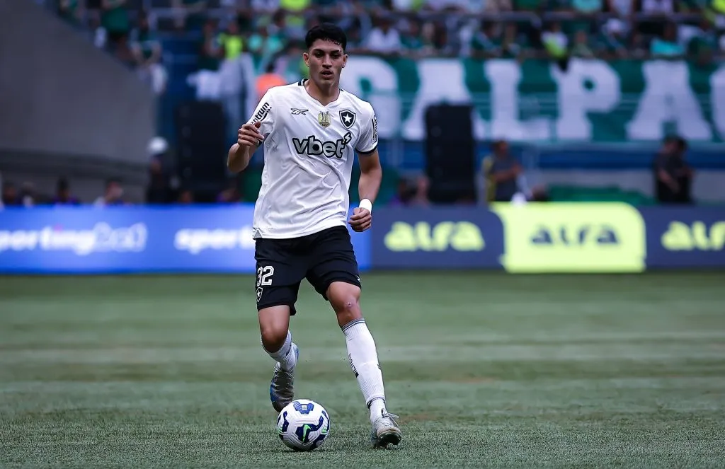 SP – SAO PAULO – 30/03/2025 – BRASILEIRO A 2025, PALMEIRAS X BOTAFOGO – Jair Cunha jogador do Botafogo durante partida contra o Palmeiras no estadio Arena Allianz Parque pelo campeonato Brasileiro A 2025. Foto: Fabio Giannelli/AGIF