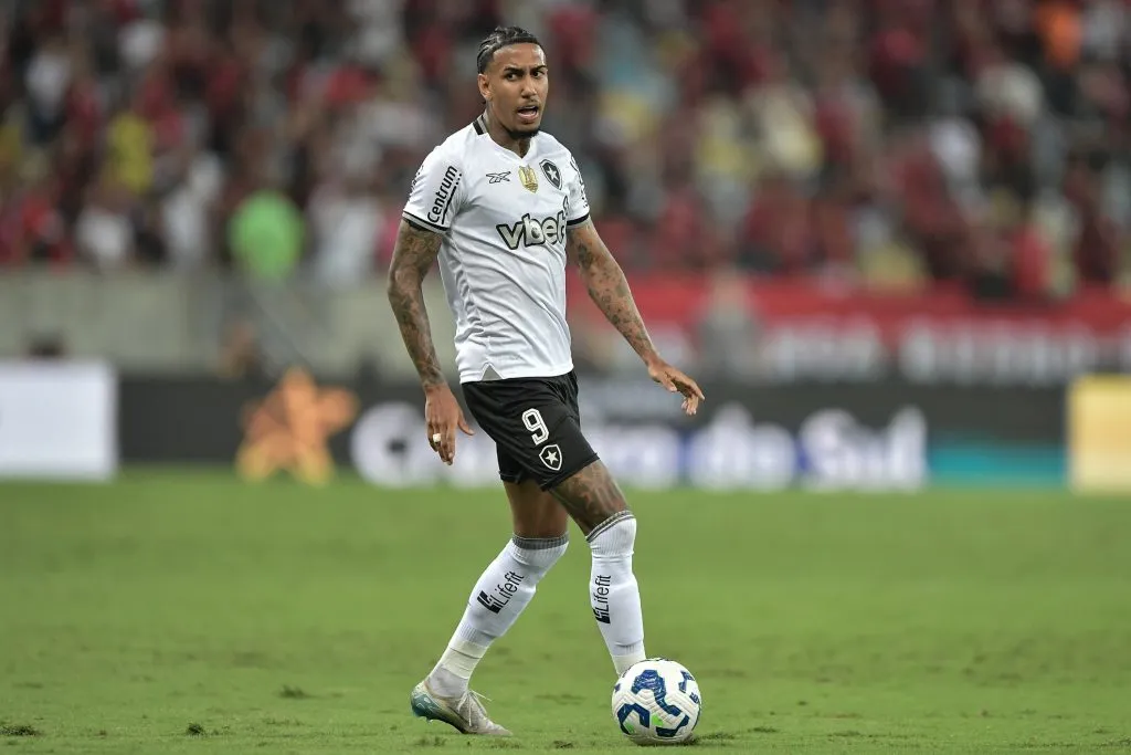 RJ – RIO DE JANEIRO – 18/05/2025 – BRASILEIRO A 2025, FLAMENGO X BOTAFOGO – Rwan Cruz jogador do Botafogo durante partida contra o Flamengo no estadio Maracana pelo campeonato Brasileiro A 2025. Foto: Thiago Ribeiro/AGIF