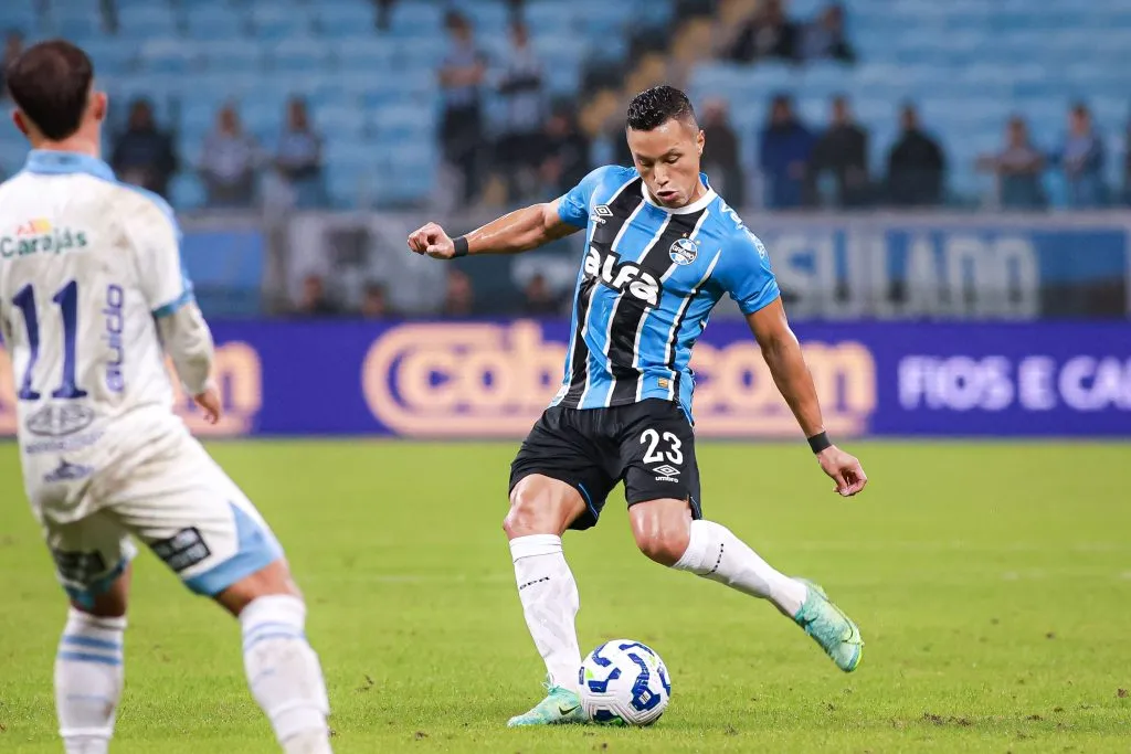 Marlon em ação pelo Grêmio. Foto: Maxi Franzoi/AGIF