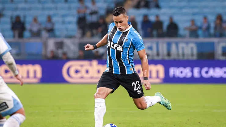 Marlon vem sendo o titular da lateral-esquerda do Grêmio. Foto: Maxi Franzoi/AGIF
