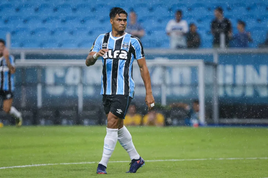 Matías Arezo durante jogo do Grêmio. Foto: Maxi Franzoi/AGIF