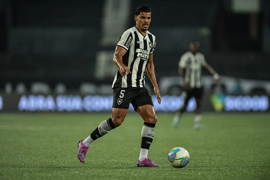 RJ – RIO DE JANEIRO – 05/05/2024 – BRASILEIRO A 2024, BOTAFOGO X BAHIA – Danilo Barbosa jogador do Botafogo durante partida contra o Bahia no estadio Engenhao pelo campeonato Brasileiro A 2024. Foto: Thiago Ribeiro/AGIF