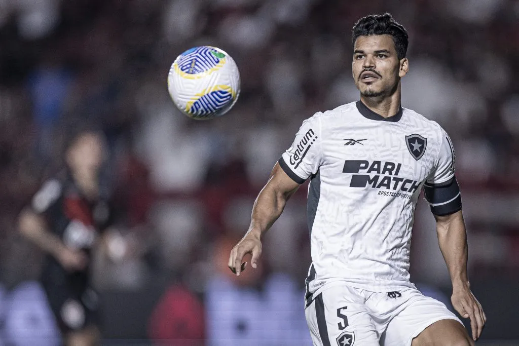 Danilo Barbosa do Botafogo durante partida contra o Atlético-GO pelo campeonato Brasileiro A 2024. Foto: Heber Gomes/AGIF