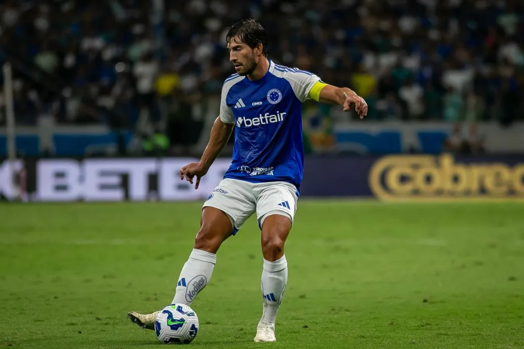 Lucas Silva jogador do Cruzeiro durante partida contra o Flamengo pelo campeonato Brasileiro A 2025. Foto: Fernando Moreno/AGIF