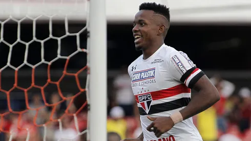 Thiago Mendes comemora o segundo gol do Sao Paulo durante partida de volta das quartas-de-finais do Campeonato Paulista no Estadio do Morumbi.