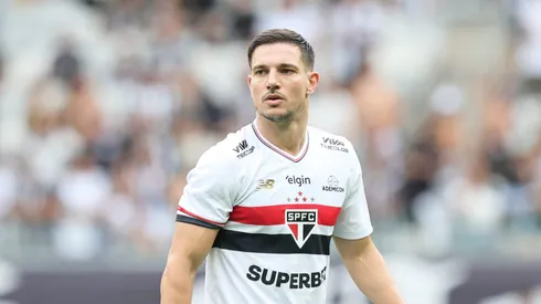 Cédric Soares, do São Paulo, jogou ao lado de Diogo Jota em 2021.