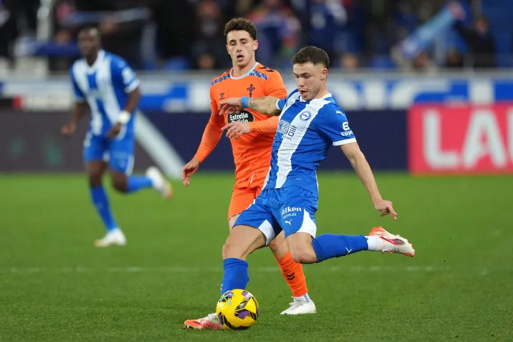 VITORIA-GASTEIZ, SPAIN – JANUARY 27: Tomas Conechny of Alaves is challenged by Pablo Duran of Celta Vigo during the LaLiga match between Deportivo Alaves and RC Celta de Vigo at Estadio de Mendizorroza on January 27, 2025 in Vitoria-Gasteiz, Spain. (Photo by Juan Manuel Serrano Arce/Getty Images)