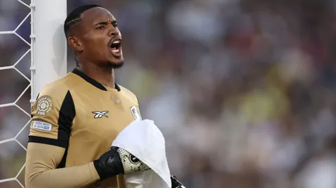 PASADENA, CALIFORNIA – JUNE 19: Botafogo goalkeeper John in action during the FIFA Club World Cup 2025 group B match between Paris Saint-Germain FC and Botafogo FR at Rose Bowl Stadium on June 19, 2025 in Pasadena, California. (Photo by Stu Forster/Getty Images)