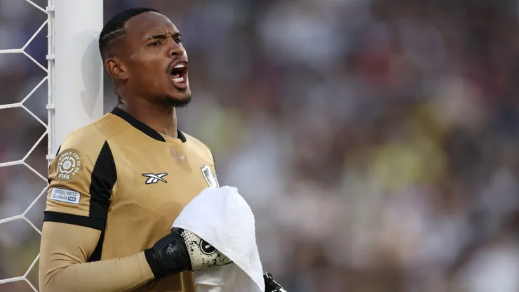 PASADENA, CALIFORNIA - JUNE 19: Botafogo goalkeeper John in action during the FIFA Club World Cup 2025 group B match between Paris Saint-Germain FC and Botafogo FR at Rose Bowl Stadium on June 19, 2025 in Pasadena, California. (Photo by Stu Forster/Getty Images)