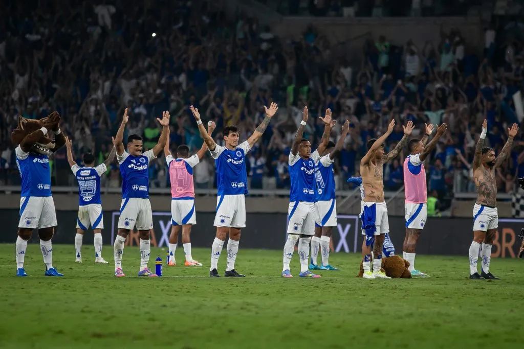 MG – BELO HORIZONTE – 01/06/2025 – BRASILEIRO A 2025, CRUZEIRO X PALMEIRAS – Jogadores do Cruzeiro comemoram vitoria ao final da partida contra o Palmeiras no estadio Mineirao pelo campeonato Brasileiro A 2025. Foto: Fernando Moreno/AGIF