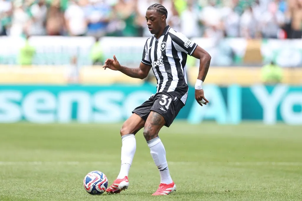 Kaio Pantelão pode ganhar espaço – Foto: Vitor Silva/Botafogo.