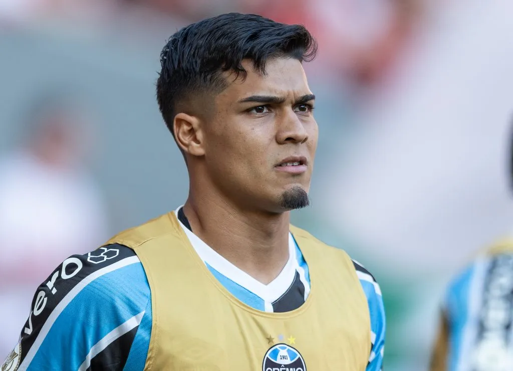 RS – PORTO ALEGRE – 19/10/2024 – BRASILEIRO A 2024, INTERNACIONAL X GREMIO – Arezo jogador do Gremio durante partida contra o Internacional no estadio Beira-Rio pelo campeonato Brasileiro A 2024. Foto: Liamara Polli/AGIF