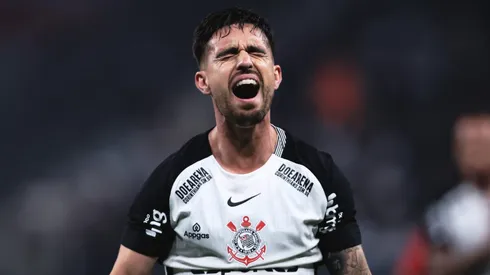 Igor Coronado comemorando gol contra o Internacional no Brasileirão 2025.