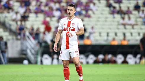 Borré jogador do Internacional durante partida contra o Fortaleza no estadio Arena Castelao pelo campeonato Brasileiro A 2025.