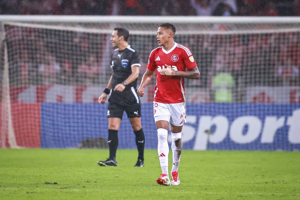 RS – PORTO ALEGRE – 28/05/2025 – COPA LIBERTADORES 2025, INTERNACIONAL X BAHIA – Vitinho jogador do Internacional comemora seu gol durante partida contra o Bahia no estadio Beira-Rio pelo campeonato Copa Libertadores 2025. Foto: Maxi Franzoi/AGIF