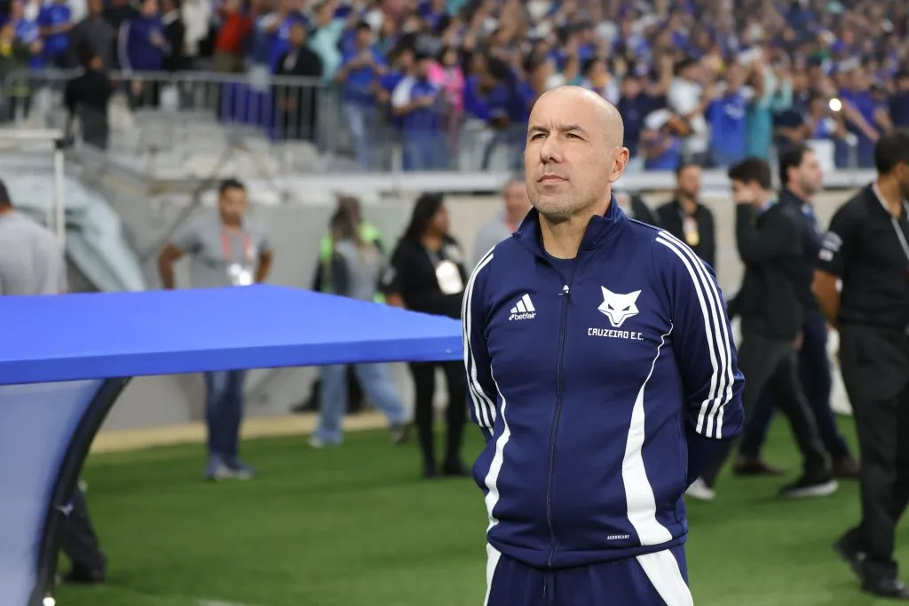 Leonardo Jardim técnico do Cruzeiro durante partida contra o Atletico-MG  pelo campeonato Brasileiro A 2025. Foto: Gilson Lobo/AGIF