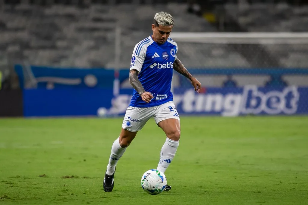 MG – BELO HORIZONTE – 28/05/2025 – COPA SUL-AMERICANA 2025, CRUZEIRO X UNION SANTA FE – Fagner jogador do Cruzeiro durante partida contra o Union Santa Fe no estadio Mineirao pelo campeonato Copa Sul-americana 2025. Foto: Fernando Moreno/AGIF