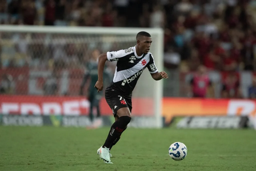 Rayan jogador do Vasco durante partida contra o Flamengo  pelo campeonato Brasileiro A 2025. Foto: Thiago Ribeiro/AGIF
