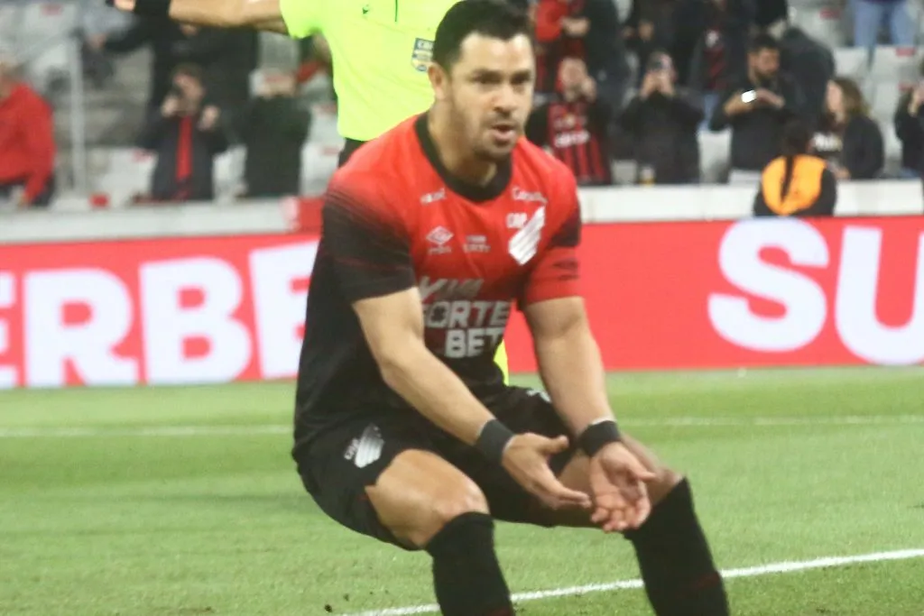 PR – CURITIBA – 14/06/2025 – BRASILEIRO B 2025, ATHLETICO-PR X REMO – Giuliano jogador do Athletico-PR comemora seu gol durante partida contra o Remo no estadio Arena da Baixada pelo campeonato Brasileiro B 2025. Foto: Gabriel Machado/AGIF