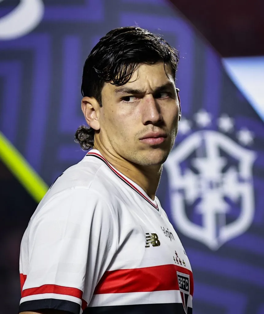 SP – SAO PAULO – 24/05/2025 – BRASILEIRO A 2025, SAO PAULO X MIRASSOL – Ferraresi jogador do Sao Paulo durante execucao do hino nacional antes da partida contra o Mirassol no estadio Morumbi pelo campeonato Brasileiro A 2025. Foto: Fabio Giannelli/AGIF