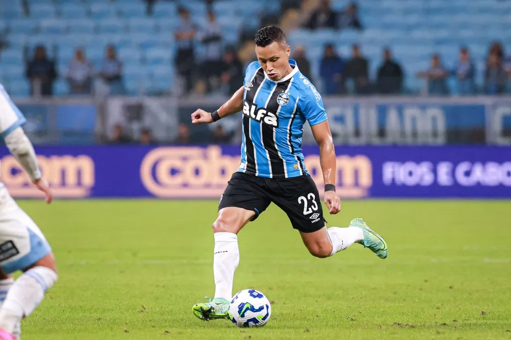 Marlon vem sendo o dono da lateral-esquerda do Grêmio. Foto: Maxi Franzoi/AGIF