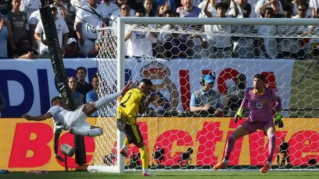 Mbappé marca golaço contra o Dortmund.