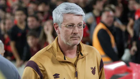 Odair Hellmann tecnico do Athletico-PR durante partida contra o Coritiba no estadio Arena da Baixada pelo campeonato Brasileiro B 2025. Foto: Robson Mafra/AGIF