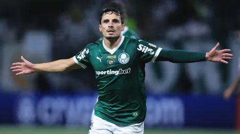 SP - SAO PAULO - 28/05/2025 - COPA LIBERTADORES 2025, PALMEIRAS X SPORTING CRISTAL - Raphael Veiga jogador do Palmeiras comemora seu gol durante partida contra o Sporting Cristal no estadio Arena Allianz Parque pelo campeonato Copa Libertadores 2025. Foto: Ettore Chiereguini/AGIF