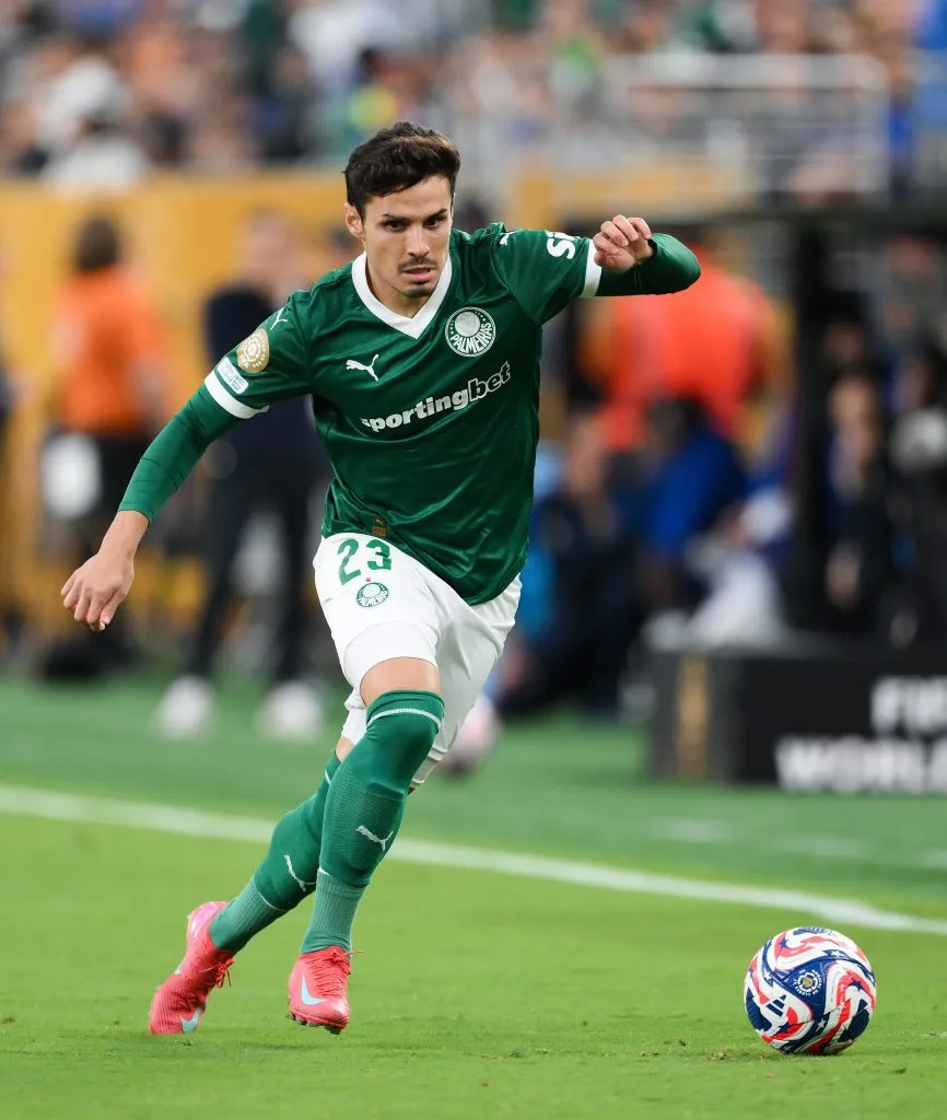 EAST RUTHERFORD, NEW JERSEY – JUNE 15: Raphael Veiga of SE Palmeiras runs with the ball during the FIFA Club World Cup 2025 group A match between SE Palmeiras and FC Porto at MetLife Stadium on June 15, 2025 in East Rutherford, New Jersey. (Photo by David Ramos/Getty Images)