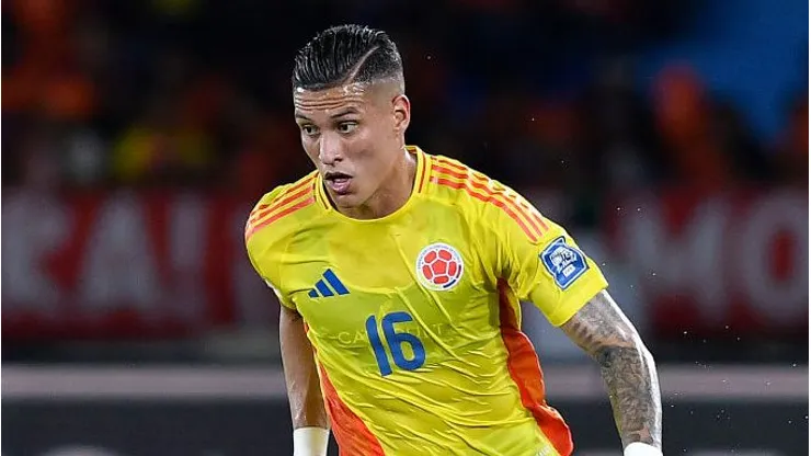 BARRANQUILLA, COLOMBIA - NOVEMBER 19: Juan Portilla of Colombia controls the ball during the South American FIFA World Cup 2026 Qualifier match between Colombia and Ecuador at Roberto Melendez Metropolitan Stadium on November 19, 2024 in Barranquilla, Colombia. (Photo by Gabriel Aponte/Getty Images)