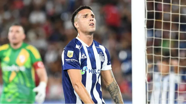 ASUNCION, PARAGUAY - MARCH 05: Gastón Benavídez of Talleres reacts after missing a chance to score during the Supercopa Internacional match between River Plate and Talleres at Estadio General Pablo Rojas - La Nueva Olla on March 05, 2025 in Asuncion, Paraguay. (Photo by Christian Alvarenga/Getty Images)