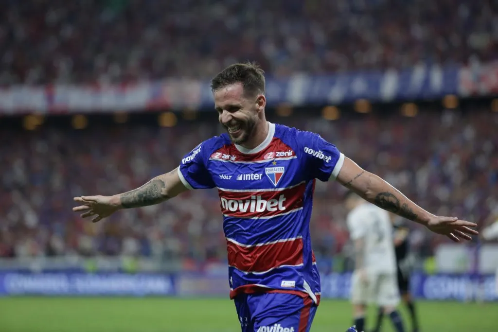 CE – FORTALEZA – 21/08/2024 – COPA SUL-AMERICANA 2024, FORTALEZA X ROSARIO CENTRAL – Sasha jogador do Fortaleza comemora seu gol durante partida contra o Rosario Central no estadio Arena Castelao pelo campeonato Copa Sul-Americana 2024. Foto: Lucas Emanuel/AGIF