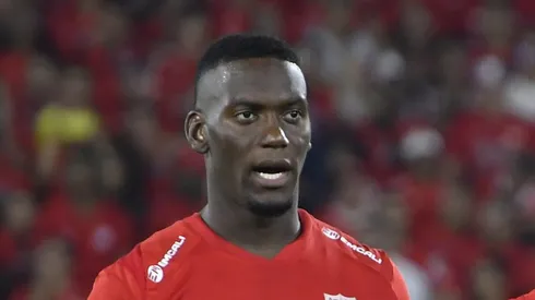 SANTIAGO DE CALI, COLOMBIA - APRIL 8: (L-R) Brayan Medina, Jean Pestaña, Luis Ramos, Jorge Soto and Rafael Carrascal of America de Cali line up for the national anthem prior a Copa CONMEBOL Sudamericana Group C match between America de Cali and Corinthians at Estadio Olimpico Pascual Guerrero on April 8, 2025 in Santiago de Cali, Colombia. (Photo by Gabriel Aponte/Getty Images)