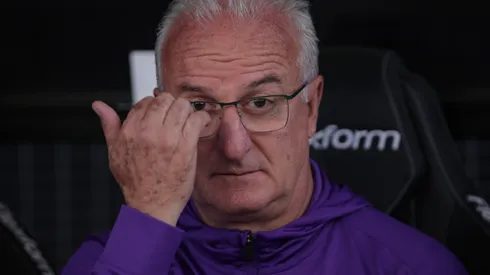 Dorival durante confronto contra o Santos no Brasileirão 2025.