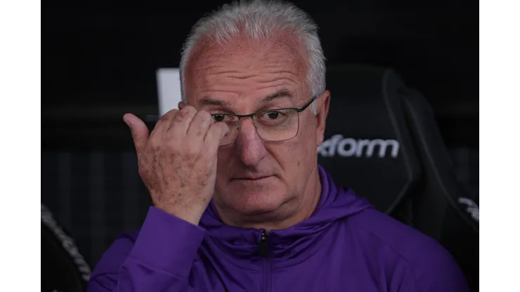 Dorival durante confronto contra o Santos no Brasileirão 2025.