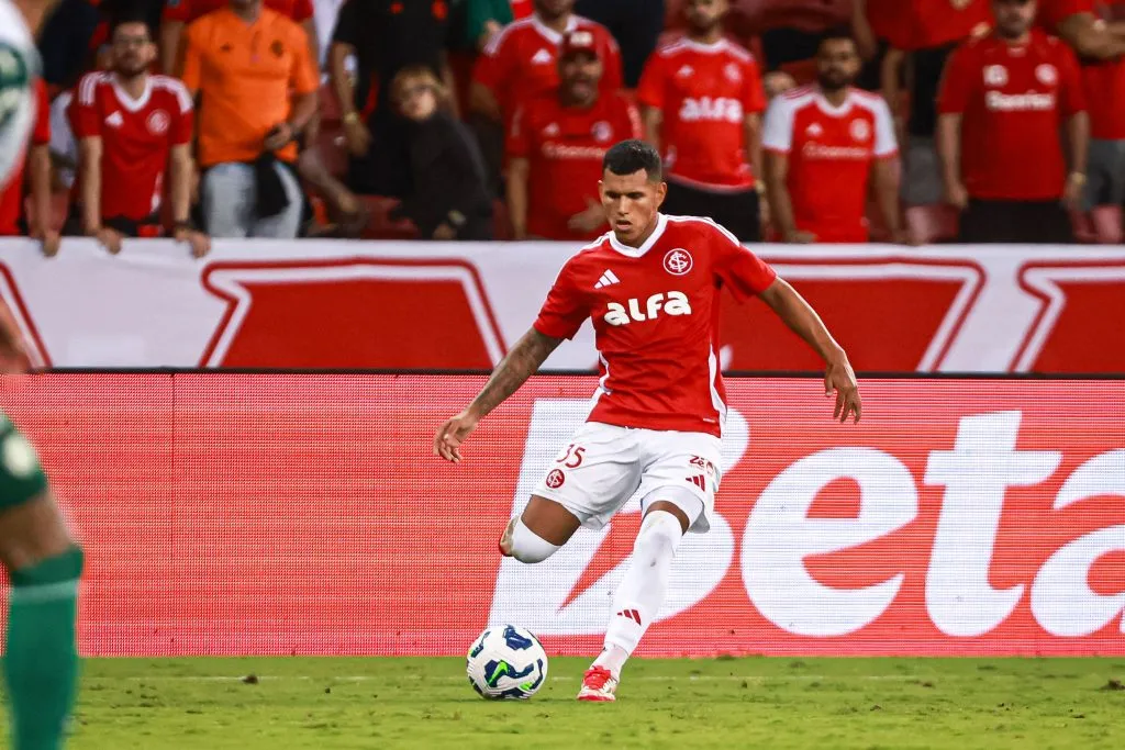 Braian Aguirre é o titular da lateral-direita do Internacional. Foto: Maxi Franzoi/AGIF