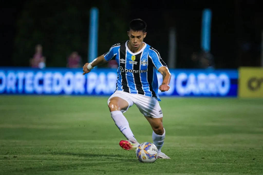 Alexander Aravena em ação pelo Grêmio. Foto: Maxi Franzoi/AGIF